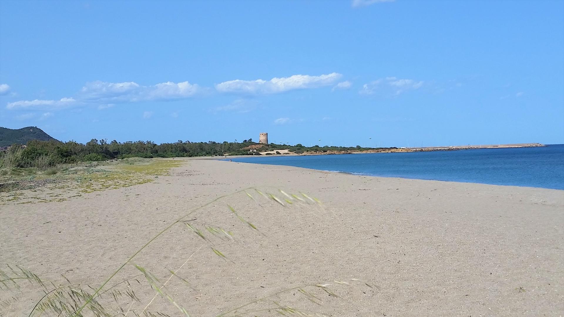 La torre vista dalla spiaggia di Porto Corallo - Sardegna Turismo