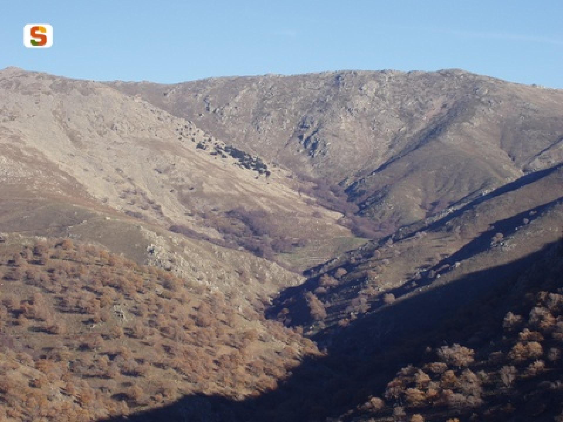 Panoramica della catena del Gennargentu vista da Arcu 'e Tuliercu.jpg