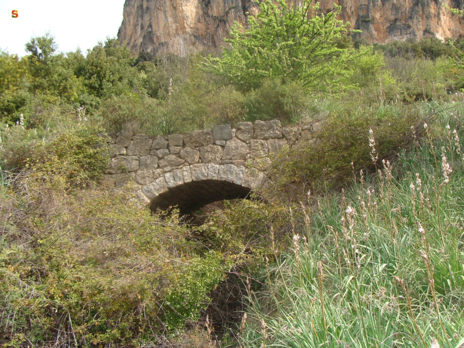 Ussassai, ponte in pietra tra Montarbu e Niala.jpg